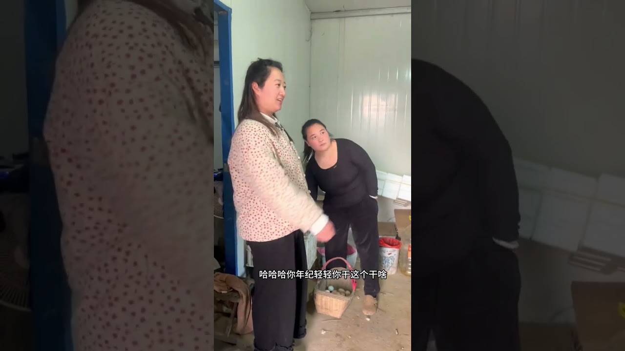 今天这两位美女来买鸡蛋，还迷路了，给他们煮鸡蛋品尝，没想到对我家鸡蛋那么认可，太开心了#农村生活 #三农