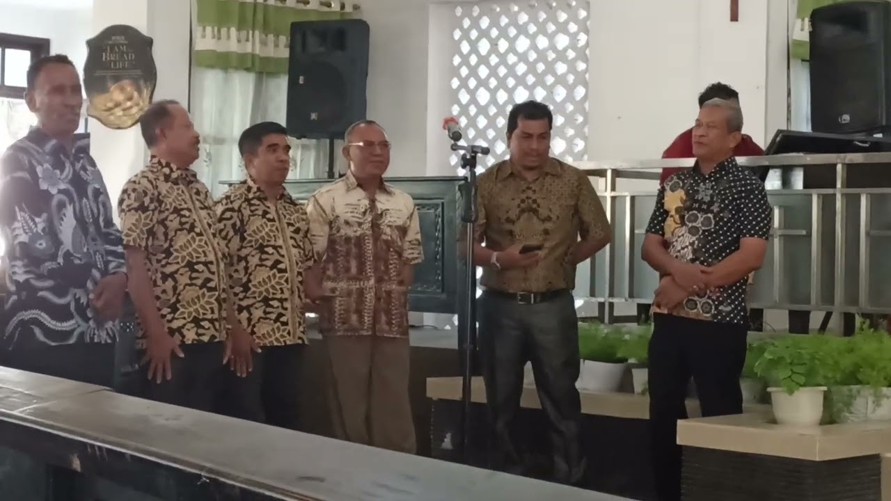 Seperti pohon ditanam di tepi aliran air