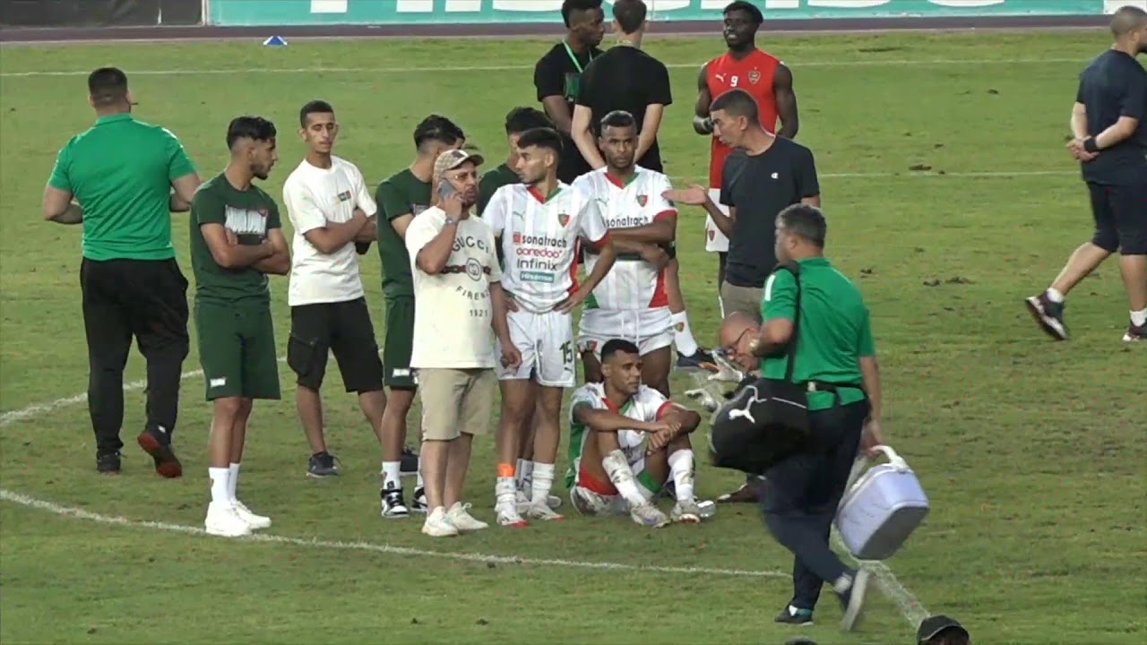 مباشر من  ملعب 5 جويلية سقوط انصار المولودية من المدرجات ونقلهم الى المستشفى