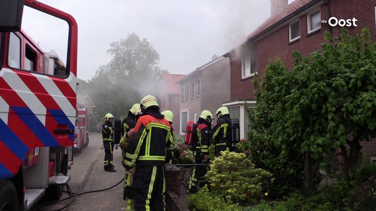 Veel rook bij woningbrand Delden, brandweer redt hond en vogel