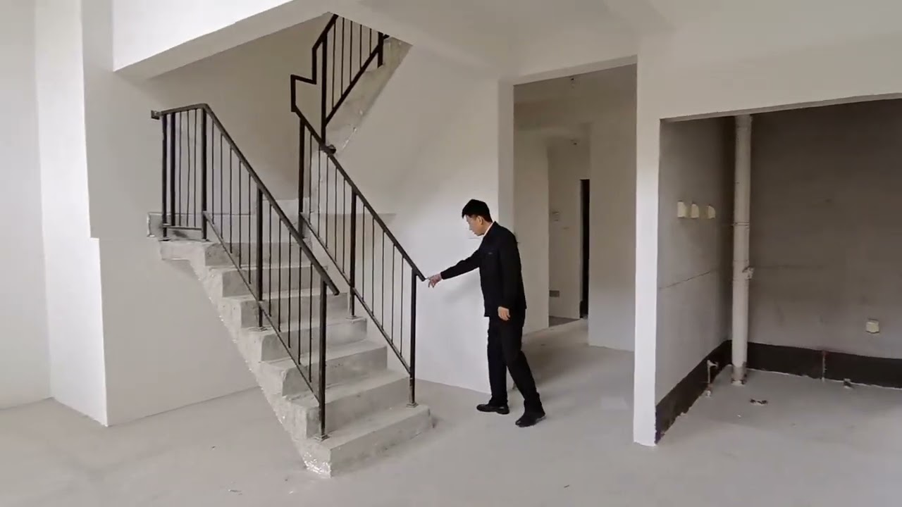 天津生态城147平米下叠别墅，一楼带小院50平，地下室有70平米