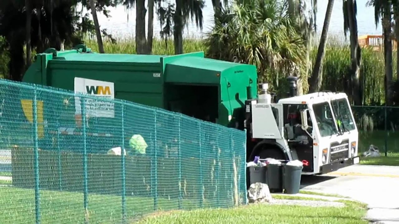WM Recycling MSL (in action) Mack LEU McNeilus 8-21-10