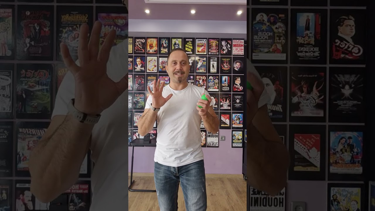 Catching the card in the air(Card fountain)And magic exercise tutorial 