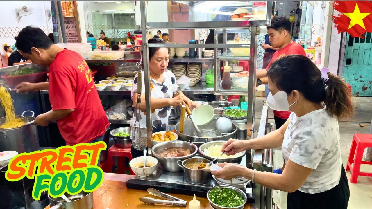 You absolutely must try this! A delicious and popular dumpling shop in Saigon || Vietnamese Food