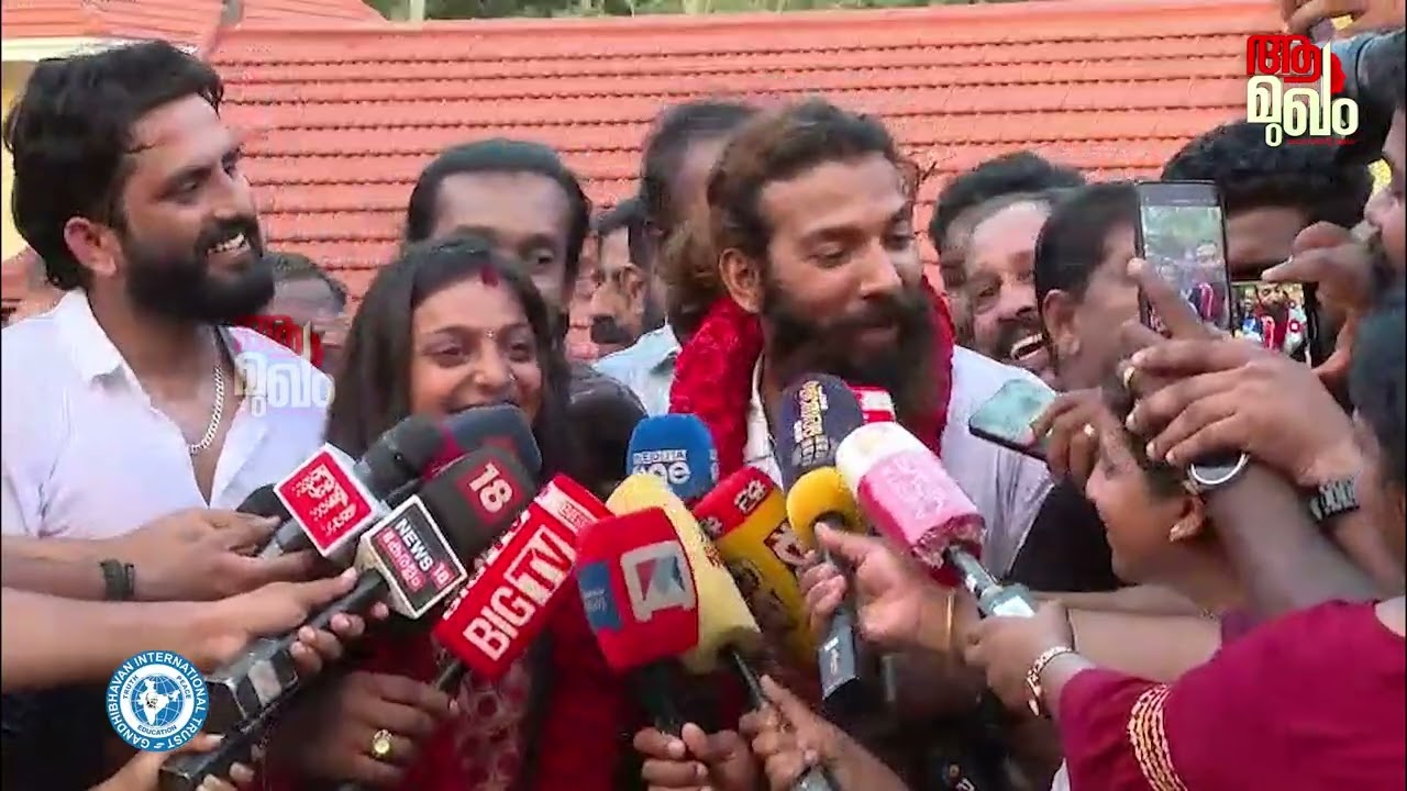 കുഭമേള വൈറൽ പെൺകുട്ടി മോണാലിസയെന്ന മോനി ഭോസ് ലെയും ഭർത്താവ് ഫർമാൻ ഖാനും.......