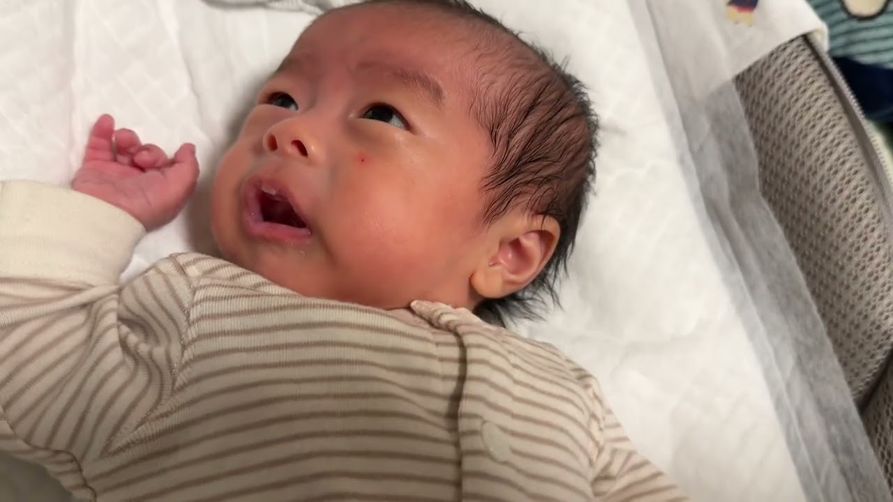 生後一か月　プーメリーを見て、手足をバタバタする赤ちゃん