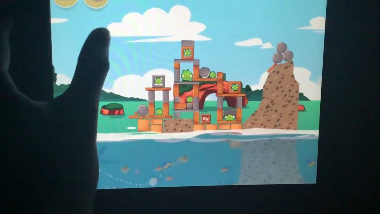 Angry Birds Seasons HD 2.4.0 On iPad 1st Gen iOS 4.3.3 - Gameplay