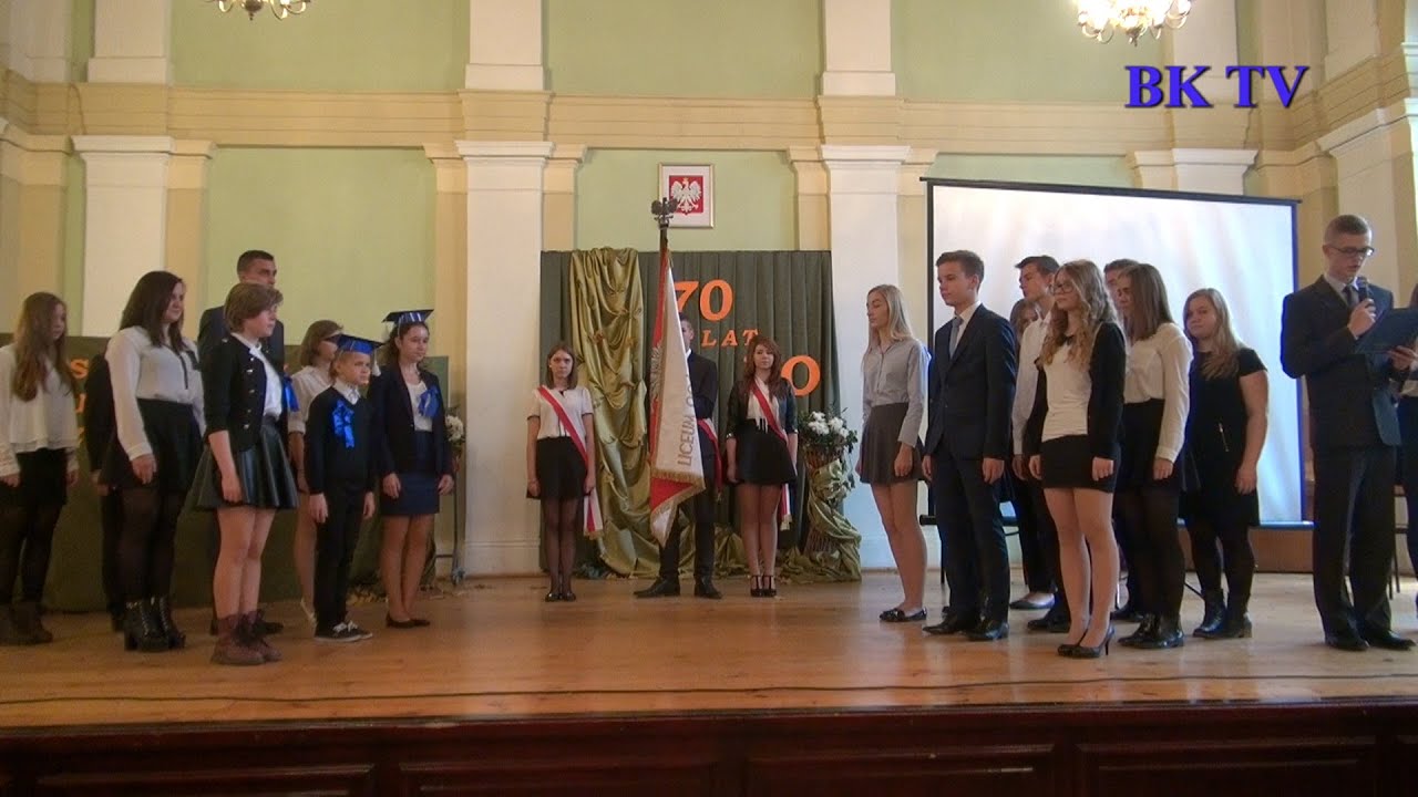 Ślubowanie uczniów klas pierwszych Liceum i Gimnazjum Dwujęzycznego w ZSO Strzelin