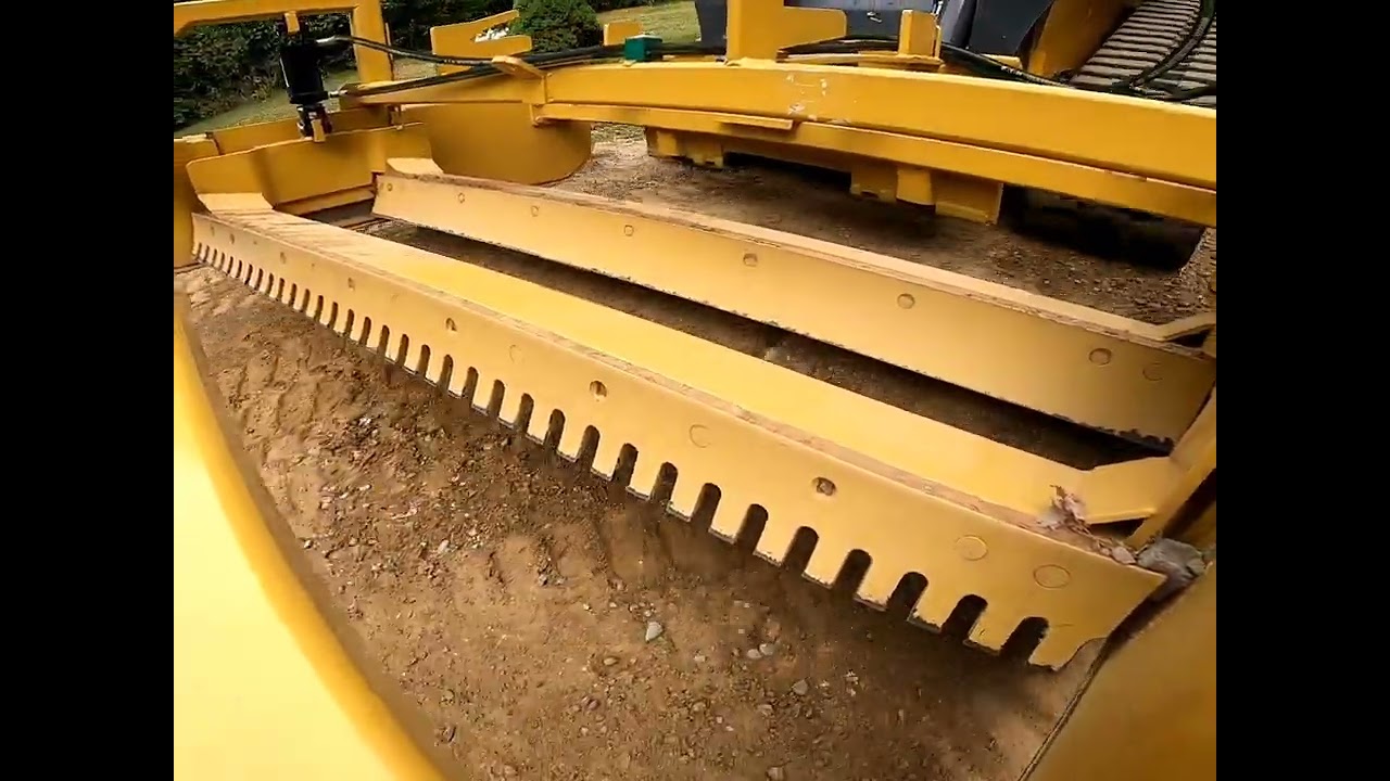 Roadrunner Blade in action on a Deere 325G