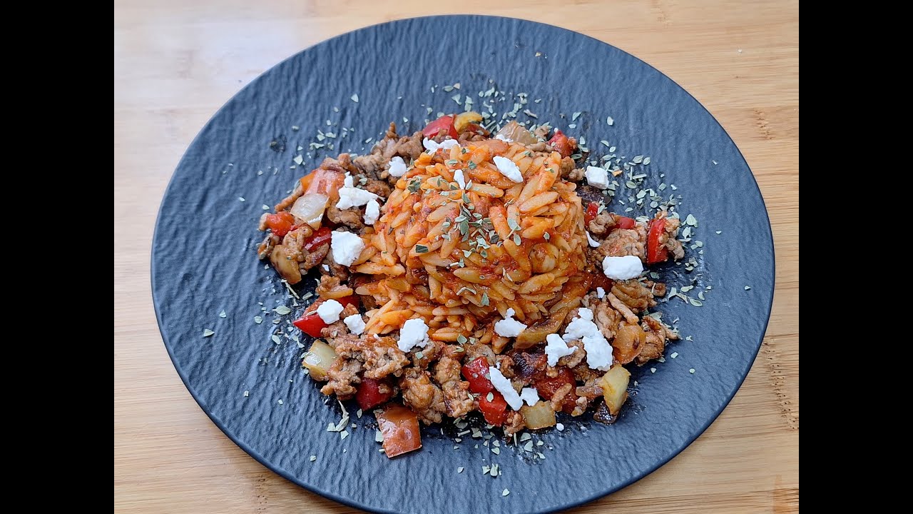Kritharaki-Pfanne - Griechische Reisnudeln mit Paprika-Putenhack und Schafskäse