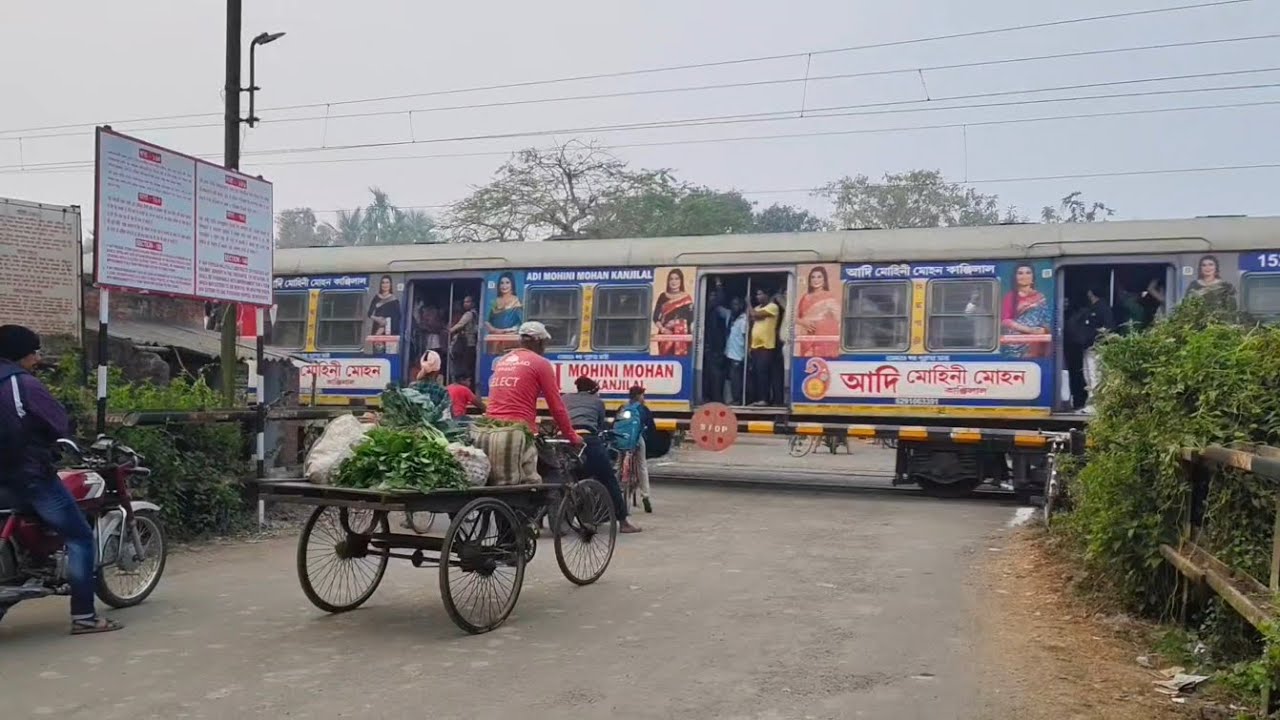 লোকাল ট্রেন ও বন্দে ভারত মেল এক্সপ্রেস বলাগড় রেলগেট ট্রেন ট্রেন।