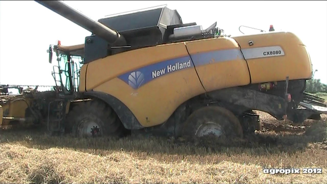 new holland cx 8080 stuck in the mud moissoneuse embourbée