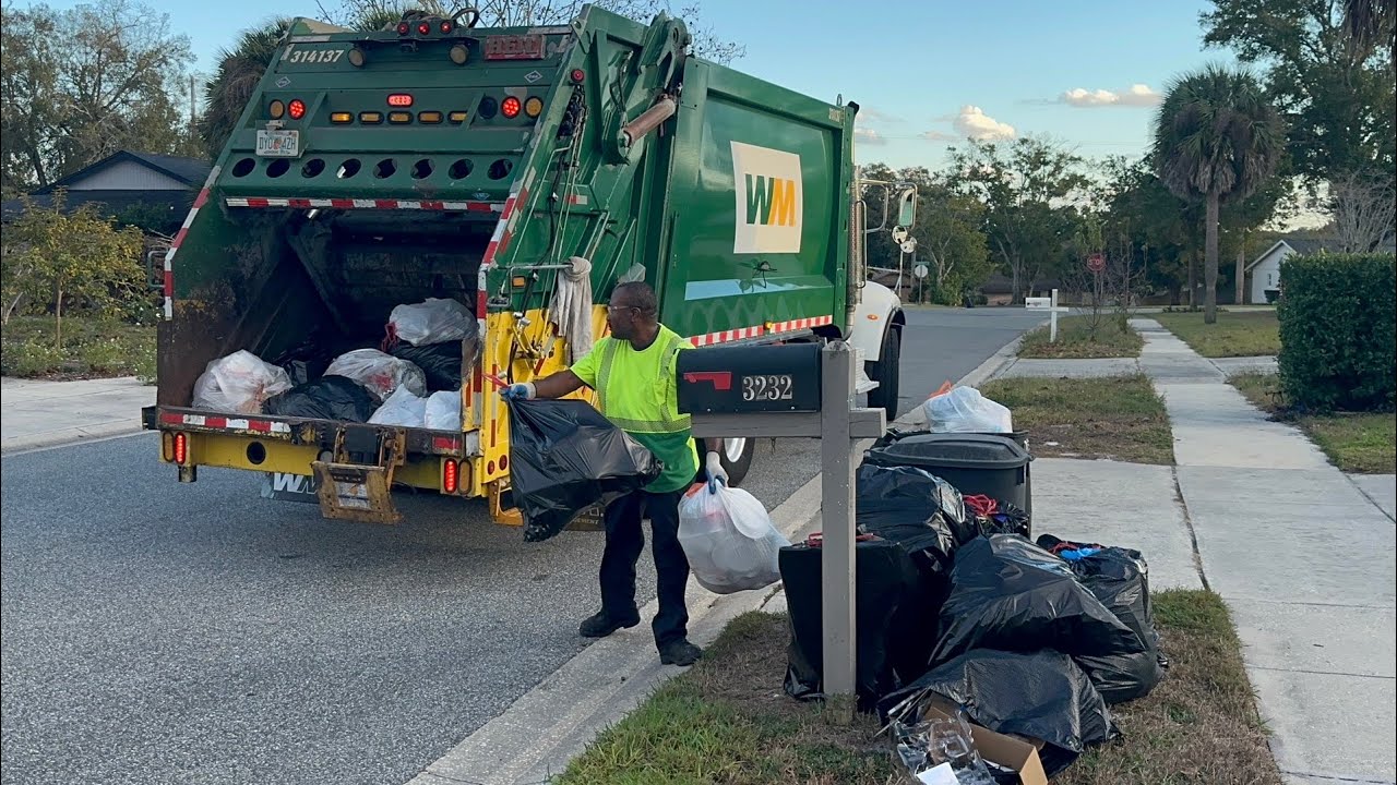Ex Advanced WM Pete 348 Heil PowerTrak Rear Loader Garbage Truck Packing Heavy Post Christmas Trash