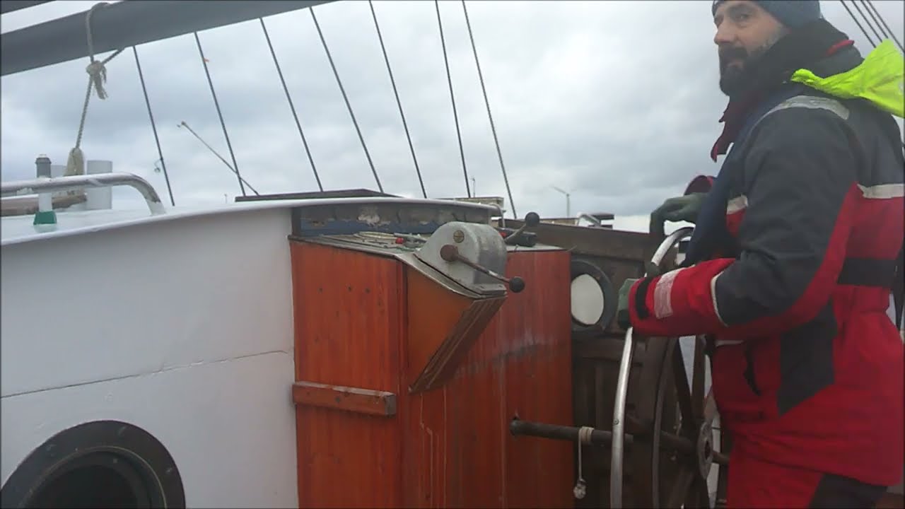 manewry dużym jachtem (3)