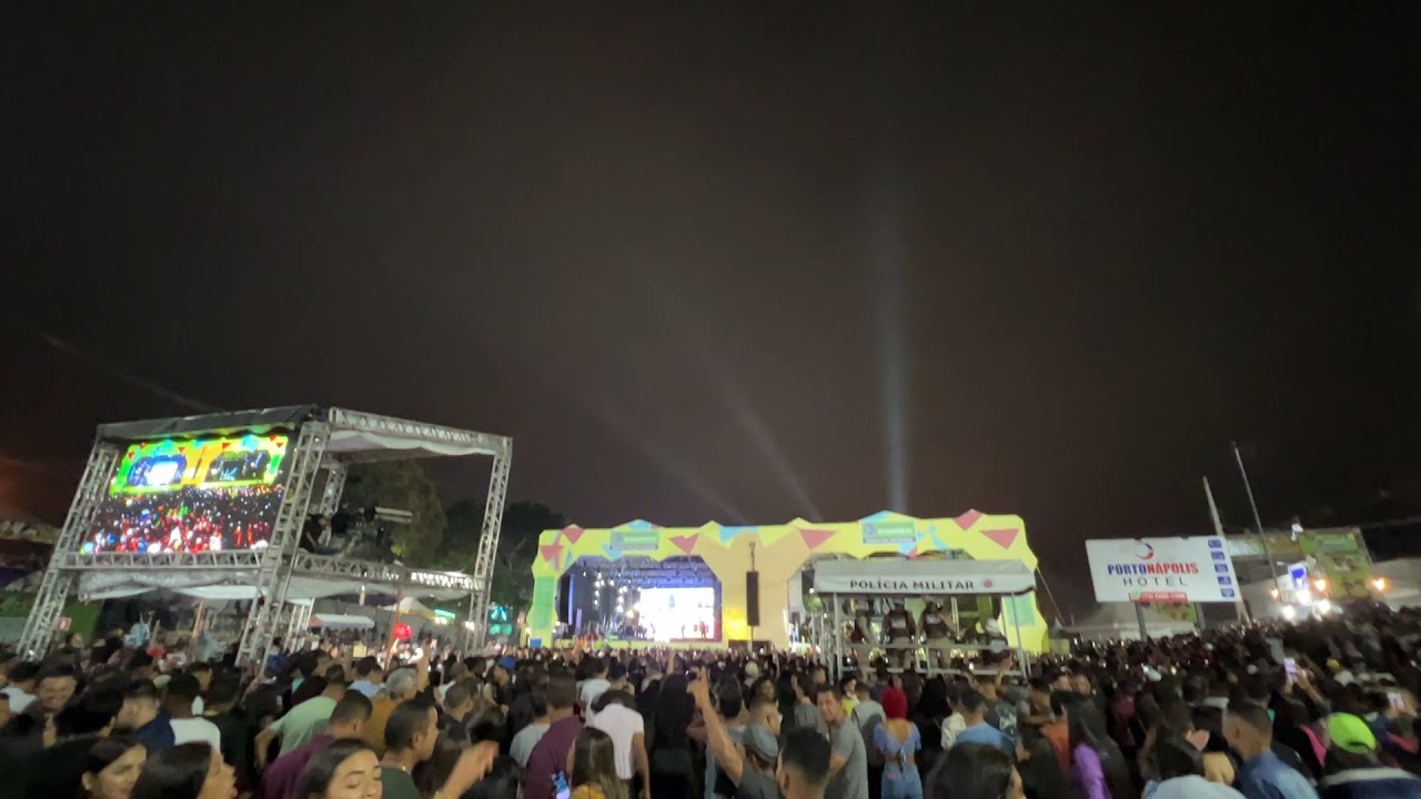 Show de Tiago Aquino atrai multidão para o Pedrão de Eunápolis