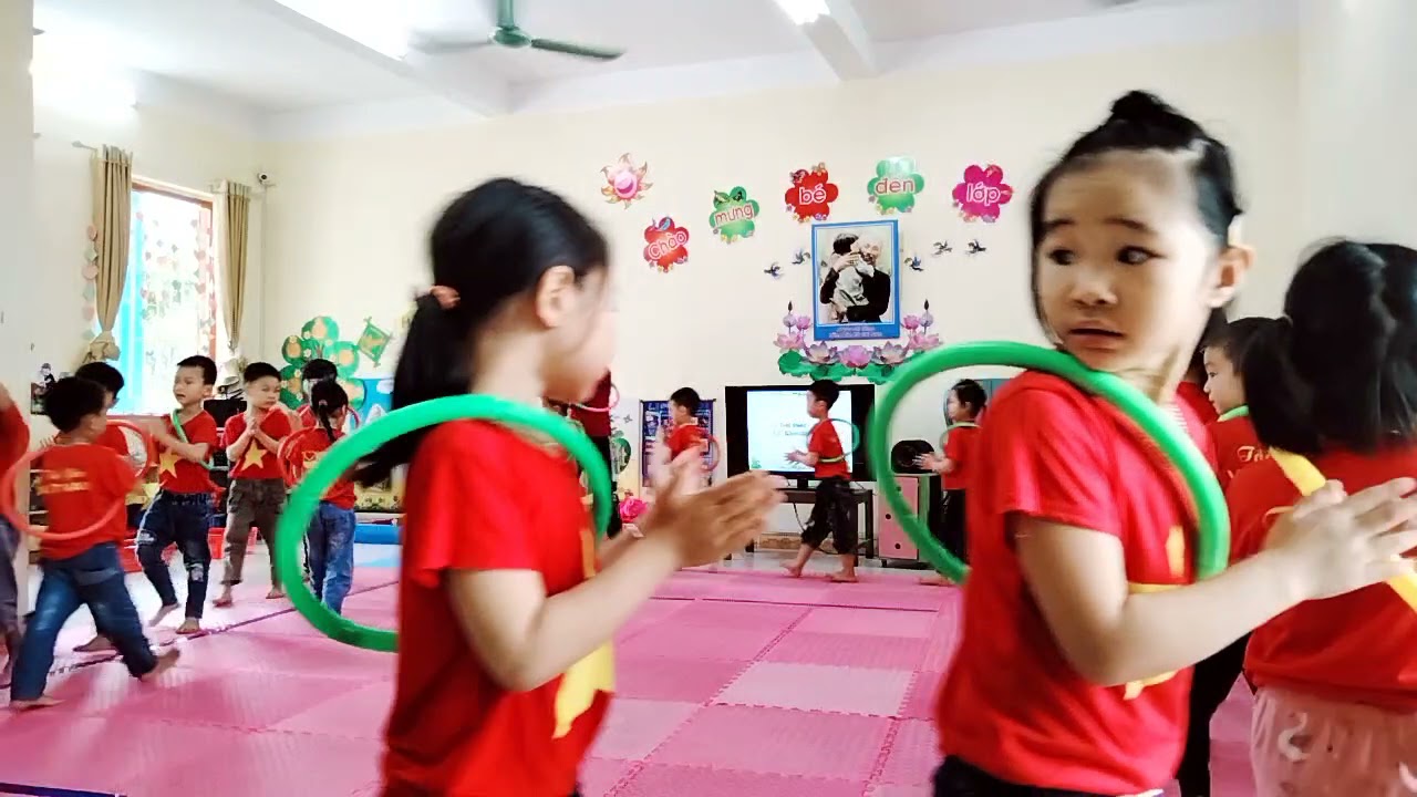 Thể dục: VĐCB: Trườn sấp - trèo qua ghế thể dục - GV Sa Thị Chiêm