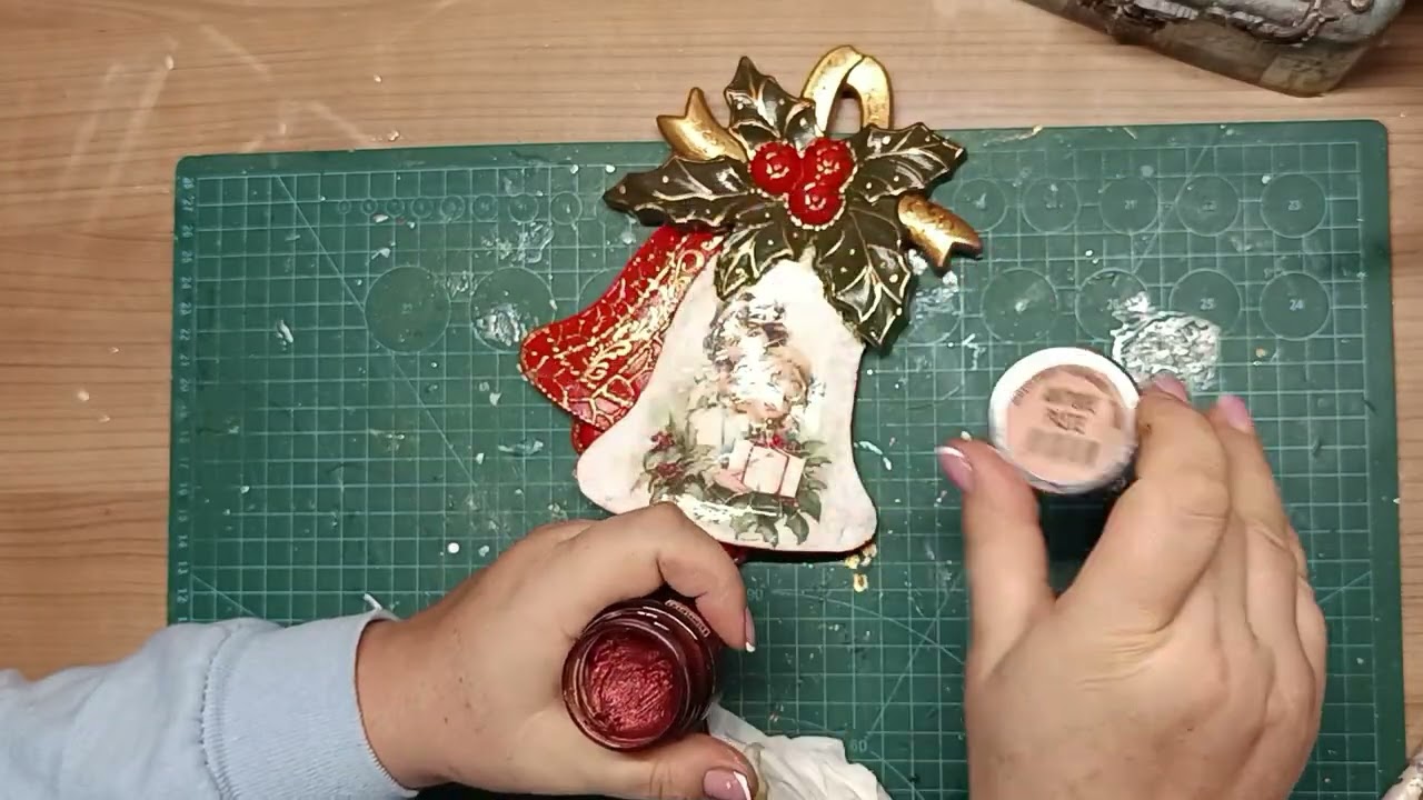 DIY Christmas ornament using decoupage tehnique! #christmas #cristmasdecor #decoupage #handmade 