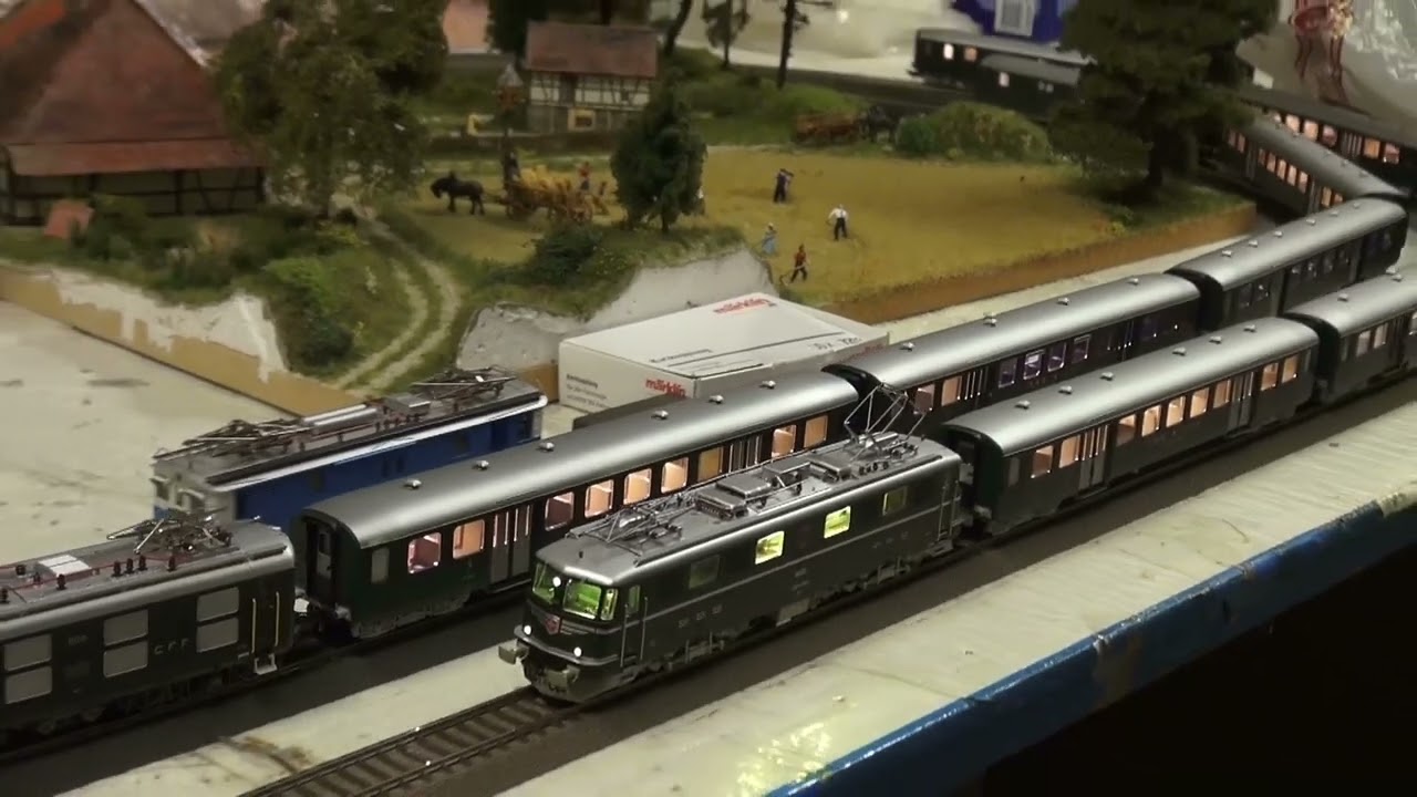 Märklin Set 43369 und Trix Set 23134 auf Paradefahrt.