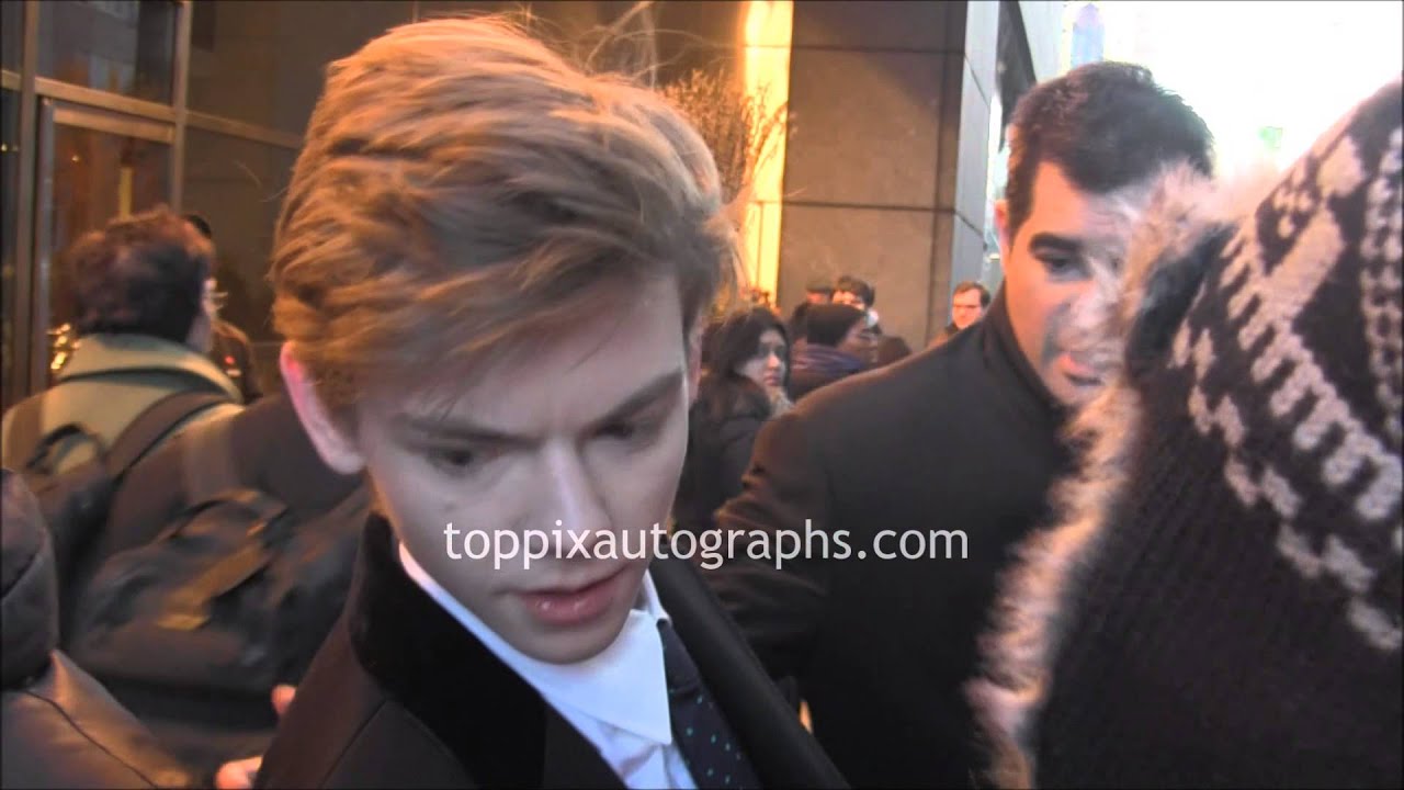 Thomas Brodie-Sangster - Signing Autographs at NYC hotel
