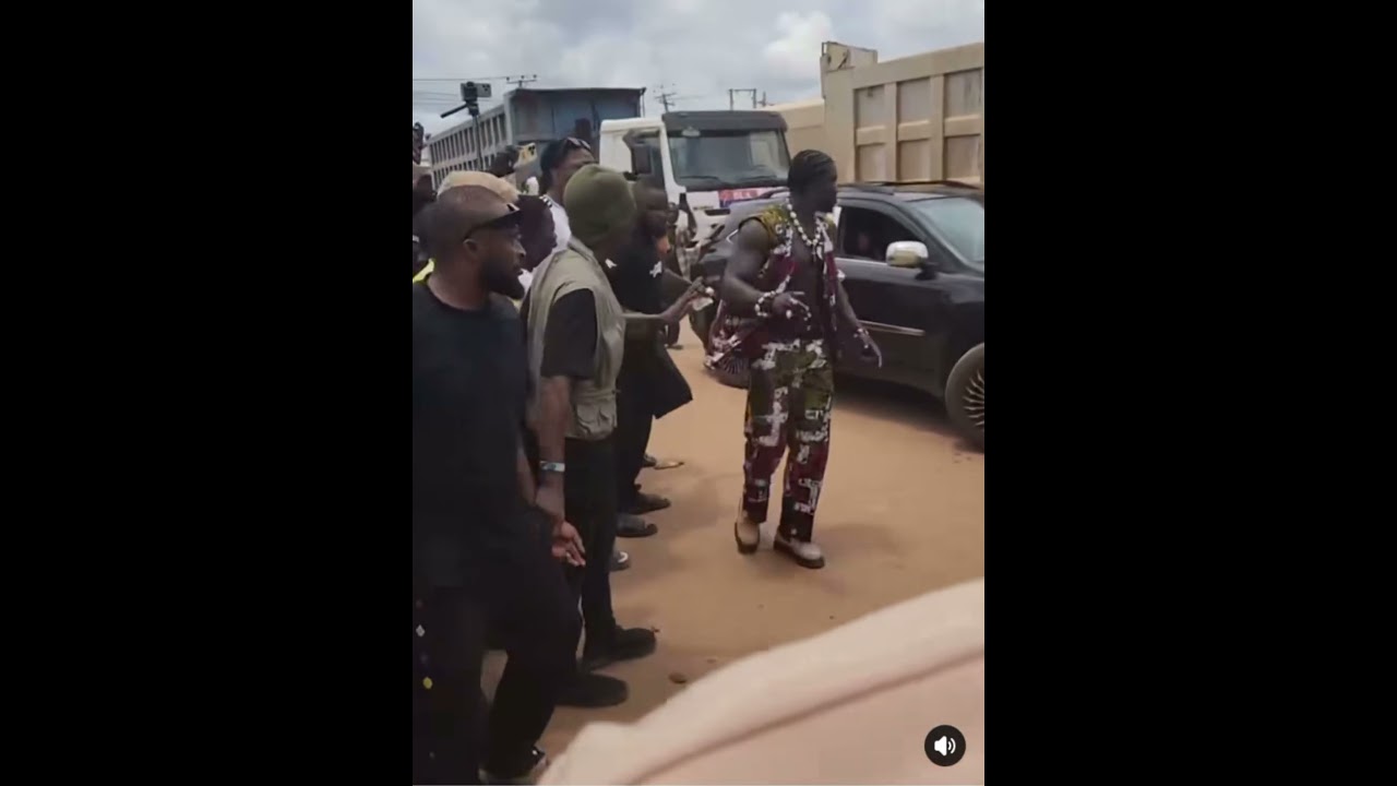 See how verydarkman stopped Aliko Dangote&rsquo;s drivers&hellip;. God bless VDM