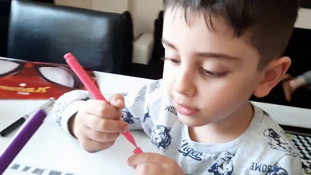 Efe renkli boyama kalemleriyle boya yapmayı çok seviyor.