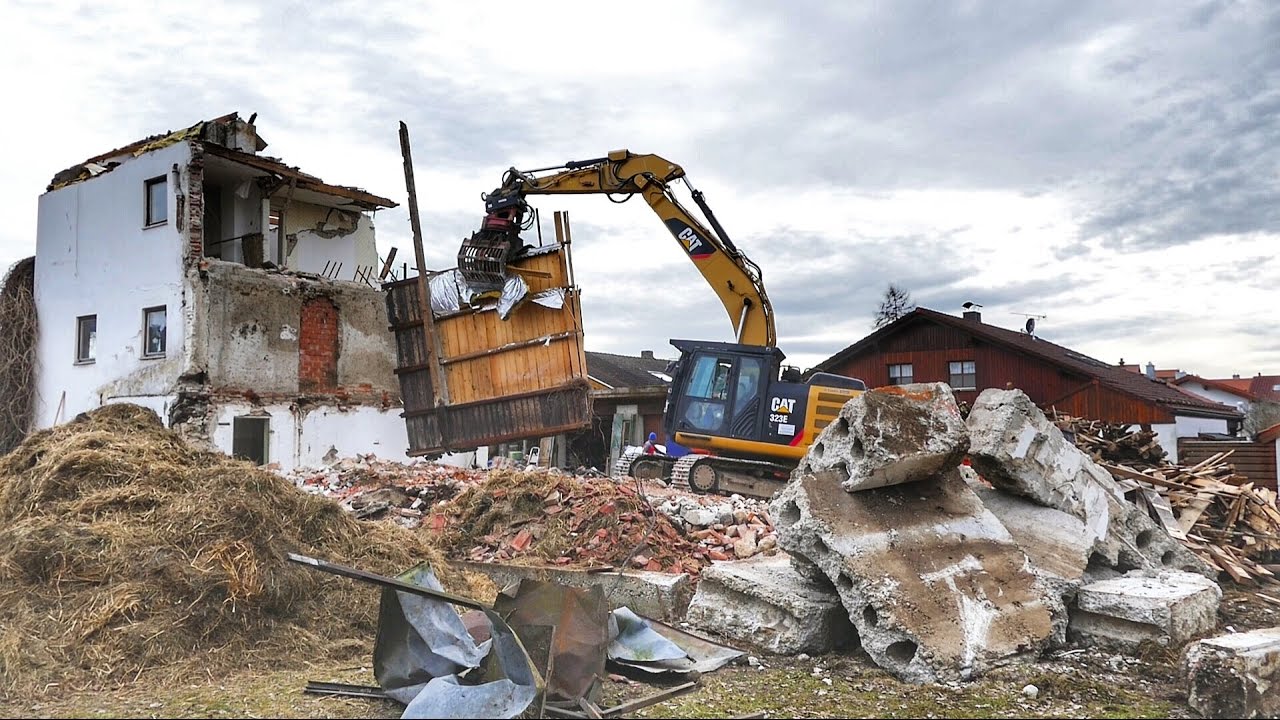 Caterpillar Excavator 323 E at demolition of old farm