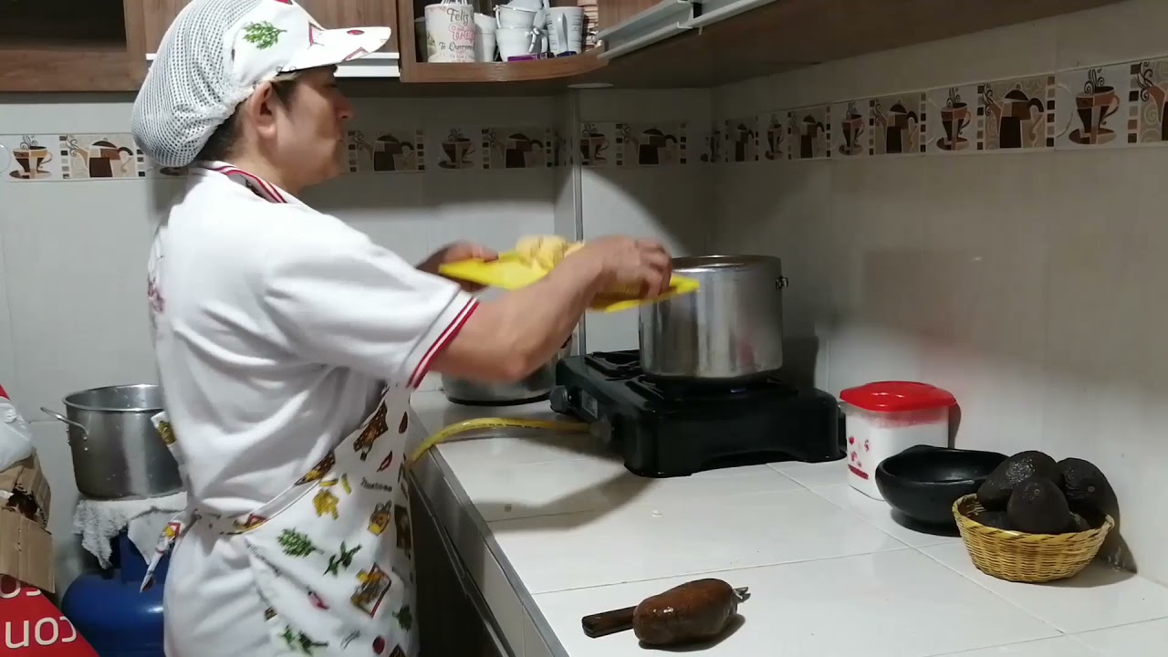 Sancocho de Guineo con espinazo de cerdo y maní