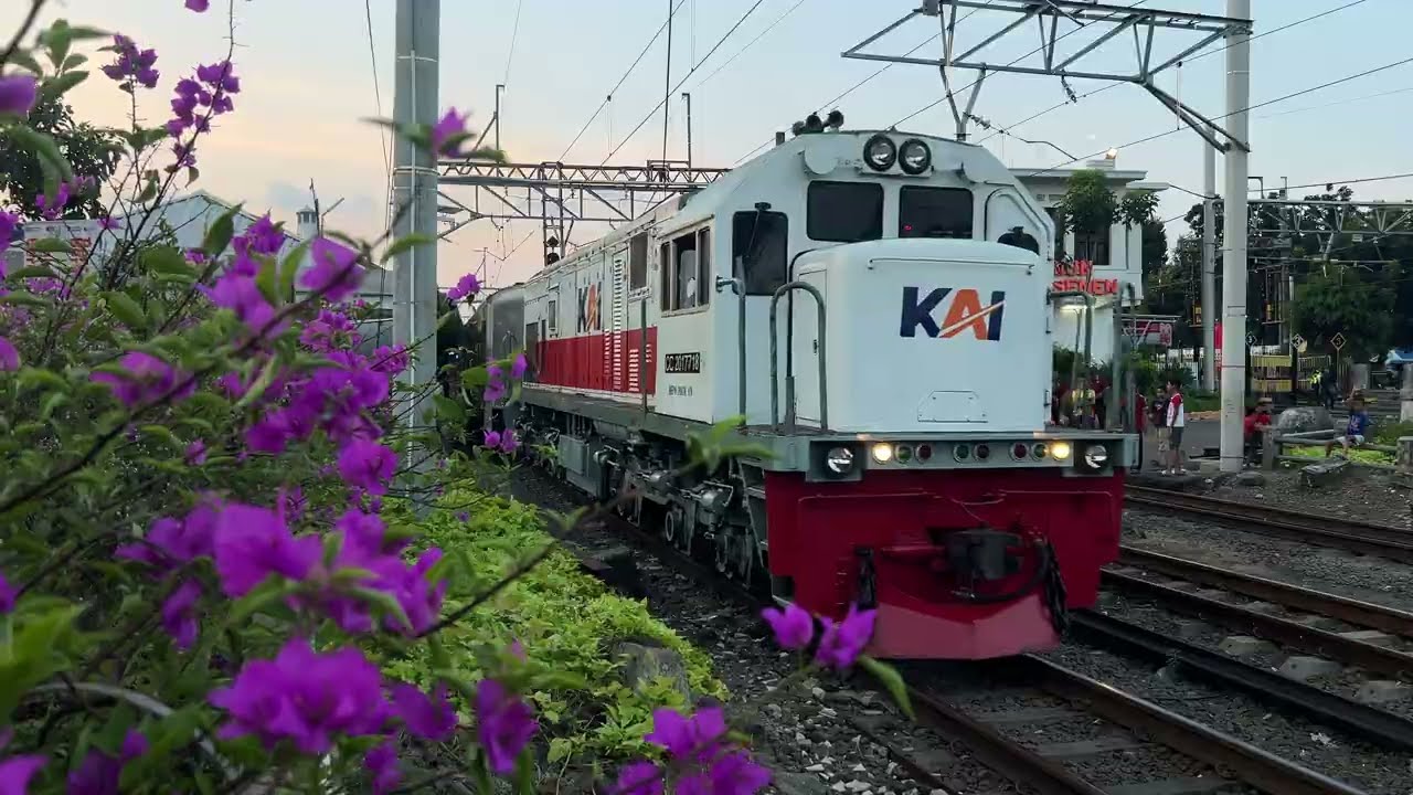 KERETA  CC 2017 718 BERANGKAT DARI STASIUN PASAR SENEN
