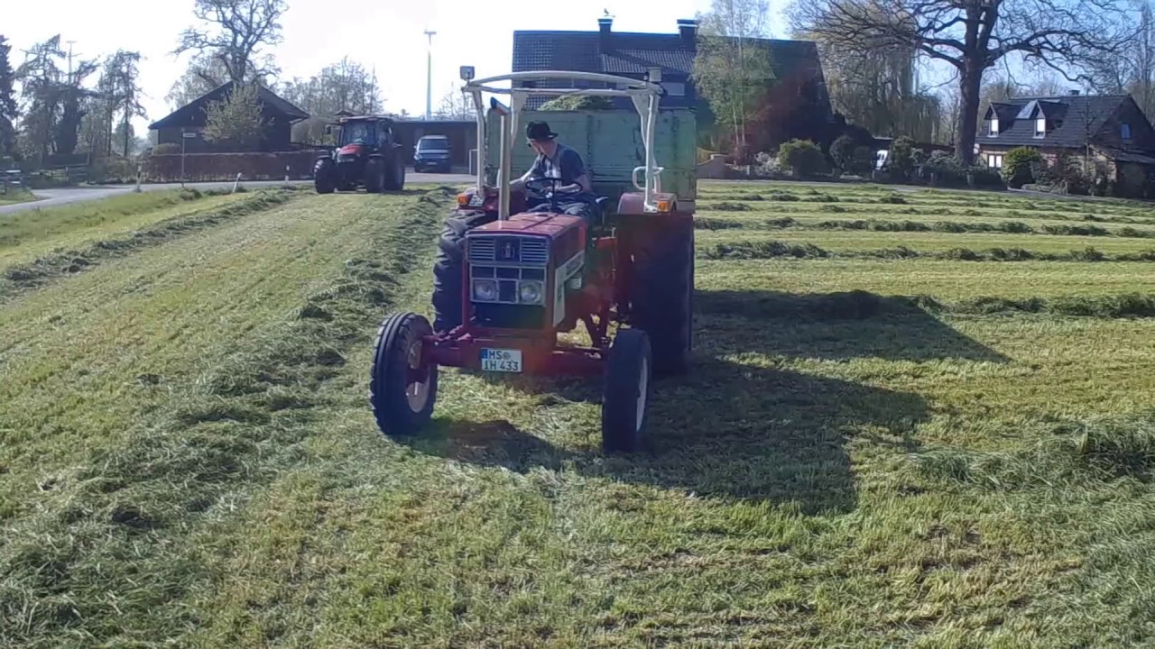 Gras Häckseln mit oldtimer Traktoren