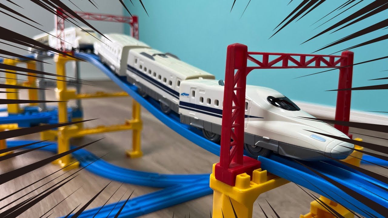 Plarail Shinkansen makes a steep descent on a slope! It also passes by other trains at the station!