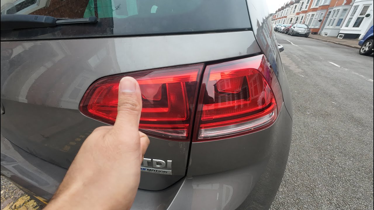 Замена лампы заднего фонаря Volkswagen Golf Mk7