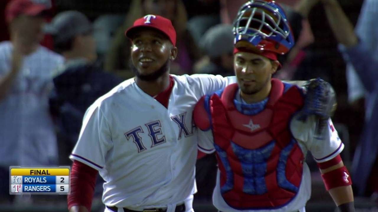 KC@TEX: Feliz induces flyout to save Rangers' 5-2 win