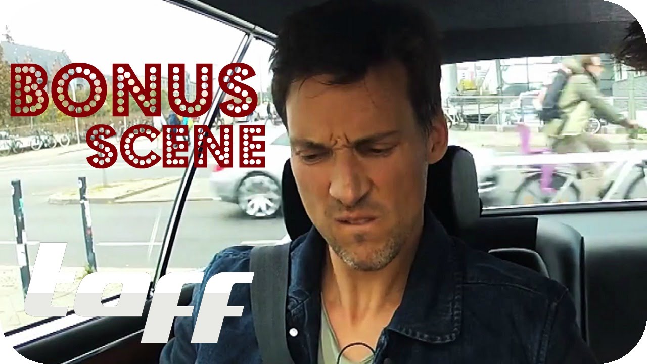 Florian David Fitz spielt Keyboard im Auto | taff