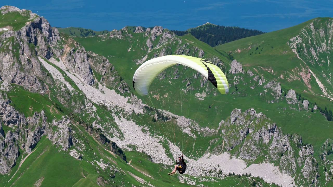 Parapente sur les Cornettes (4K)