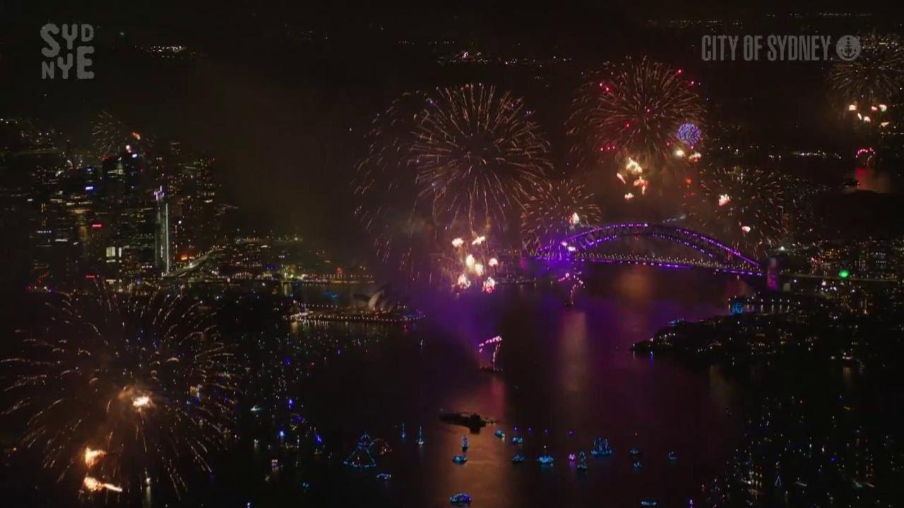 CAPODANNO 2025, lo spettacolo dei fuochi d'artifico nel porto di SYDNEY