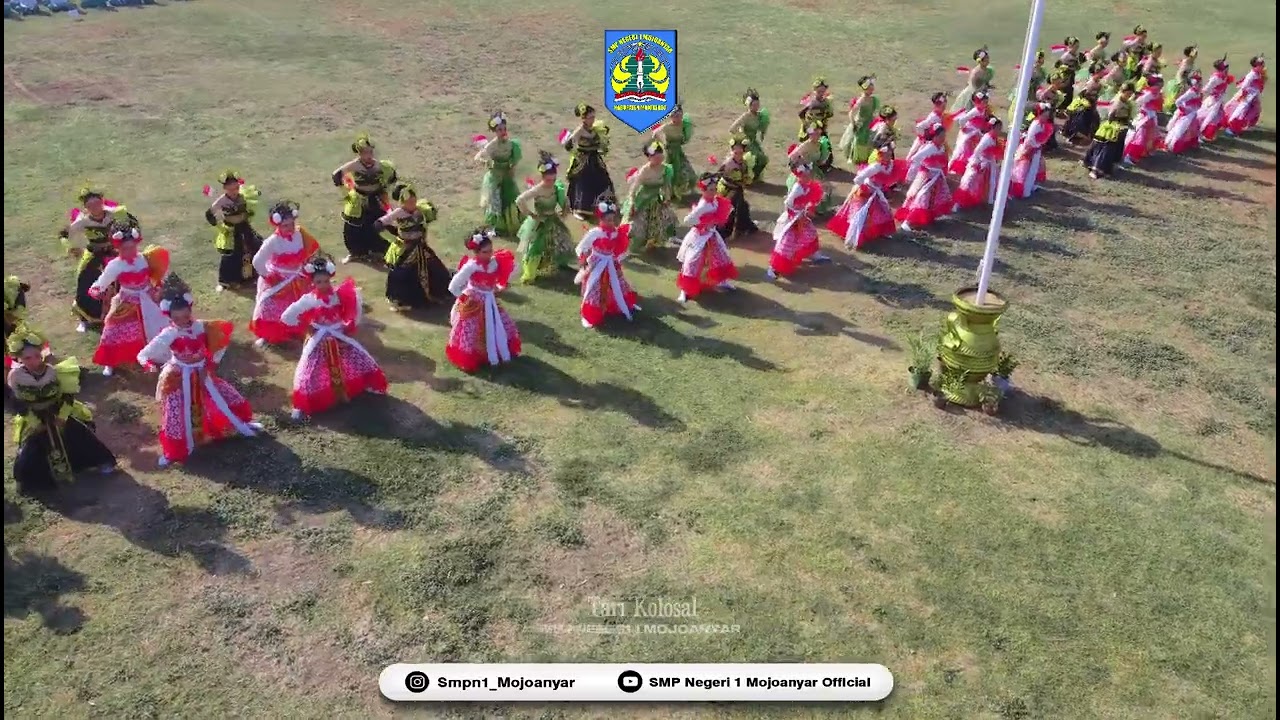 Tari Kolosal SMP Negeri 1 Mojoanyar Dalam Rangka Upacara HUT RI Ke 79 di Kecamatan Mojoanyar.