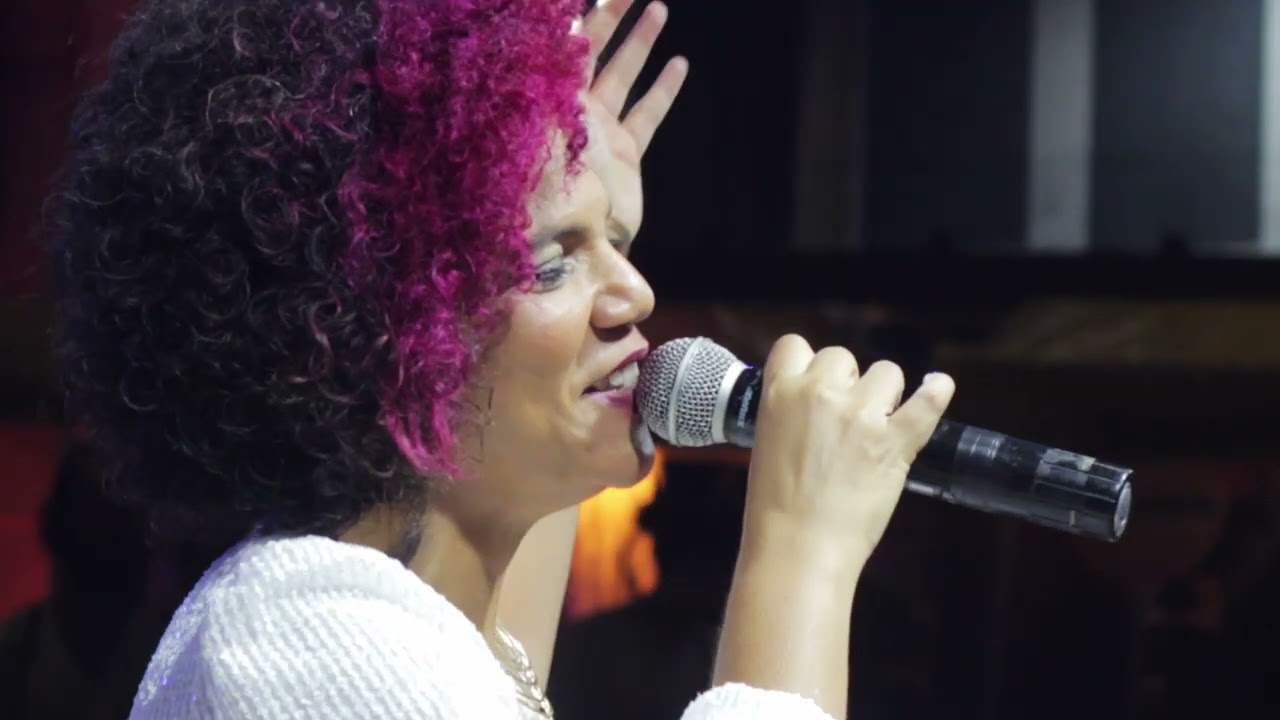 Juliana Ribeiro canta ILUMINADA, de Roberto Mendes e Jorge Portugal