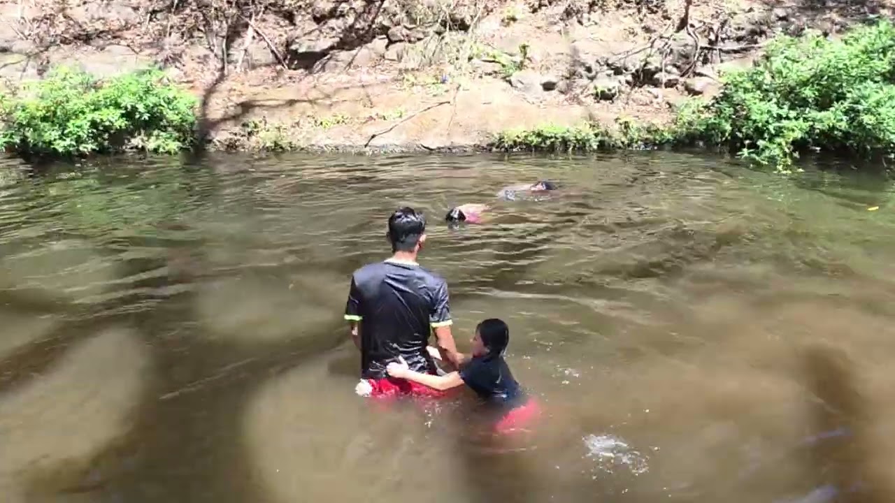 Vamos ajugar mica en el agua 