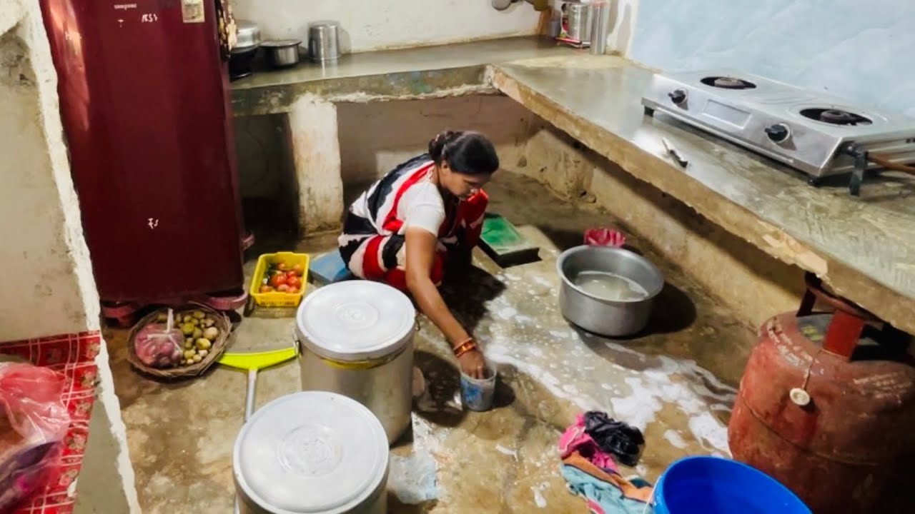 ये मेरे चमचमाते घर को क्या हो गया है//सब कुछ बदल सा गया है//बहुत मुश्किल लग रहा है ये सब 