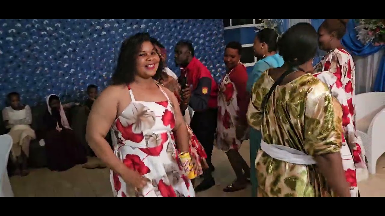 CHEKI JAMAAA ALIVYOINGIA KWENYE SHEREHE YA WAMAMA NA AKAAMSHA VYAKUTOSHA TU#mc #dance #waz #tanding 