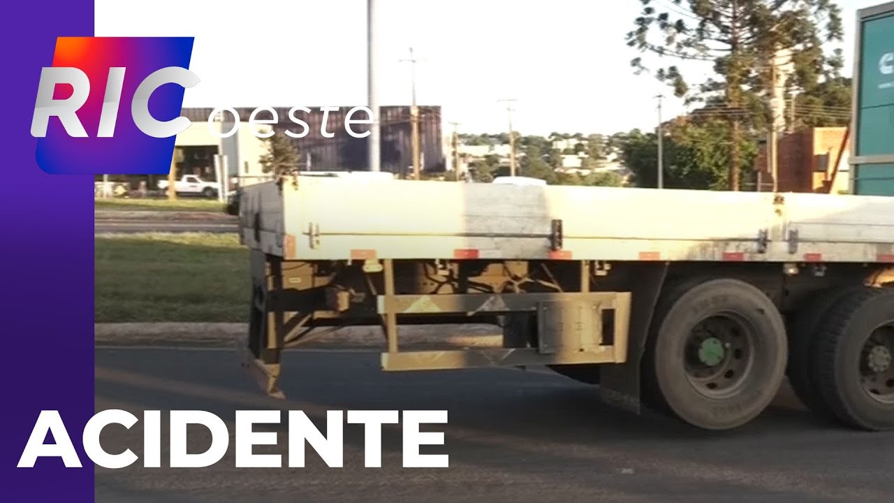 Caminhão reduz velocidade para passagem de ambulância e acaba sendo atingido