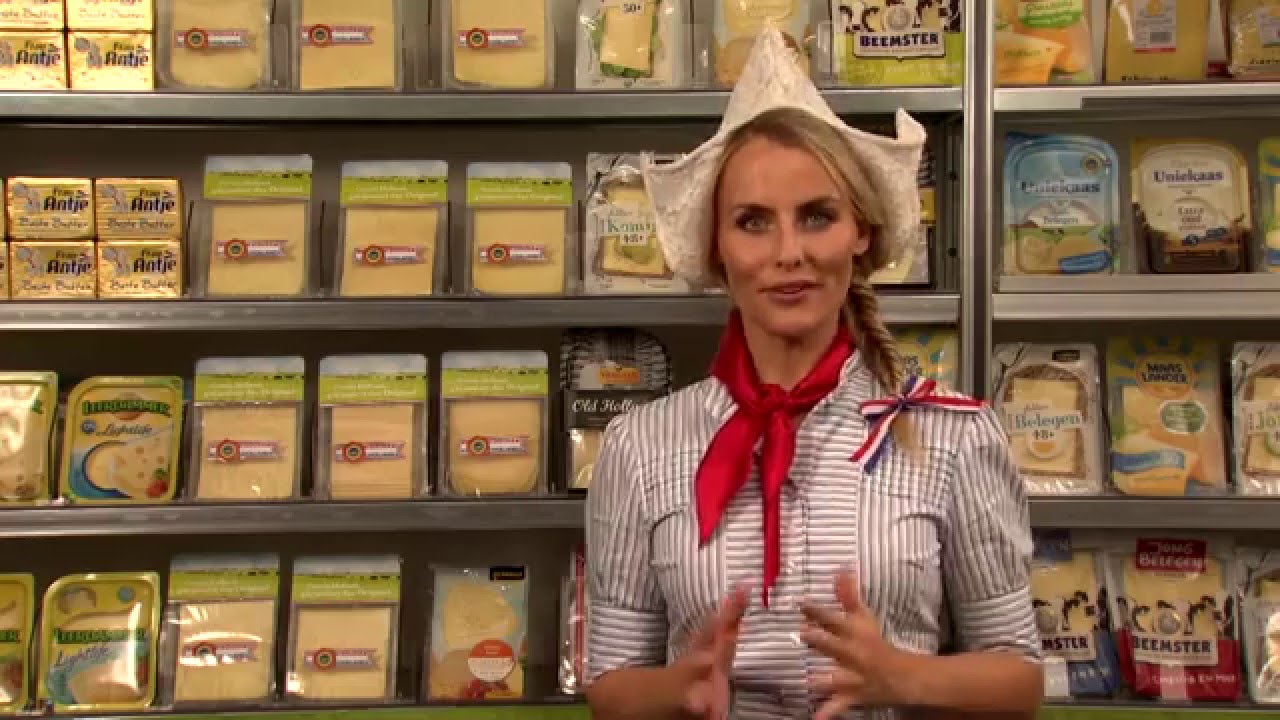 Frau Antje zeigt die Herstellung von Gouda Holland