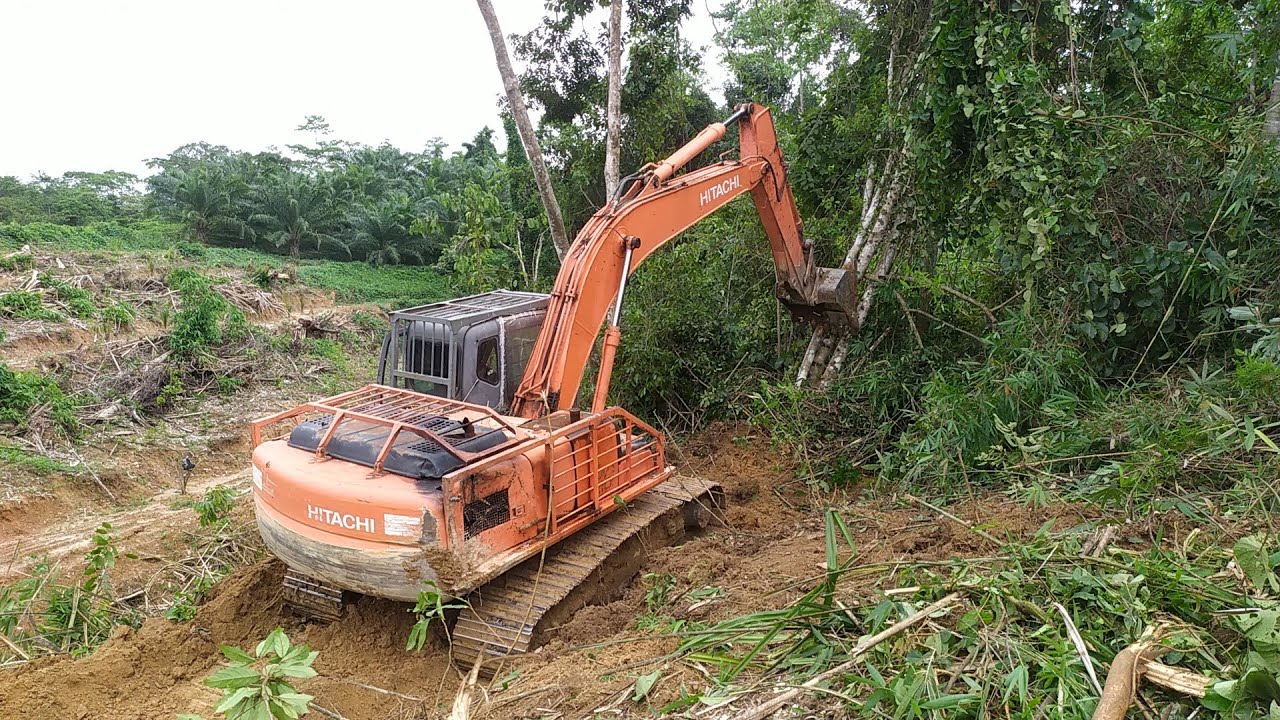 EXCAVATOR HITACHI LAND CLEARING DI PERKEBUNAN KELAPA SAWIT