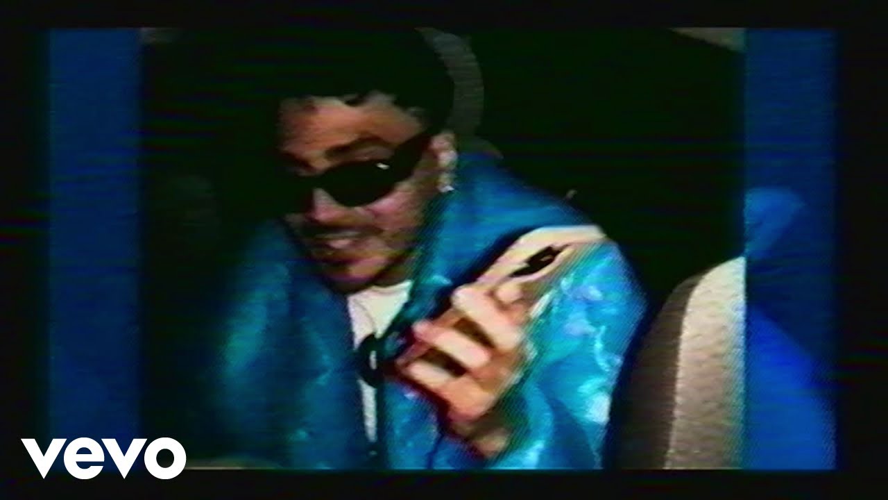 Alvaro Diaz - Close Friends (Official Video)