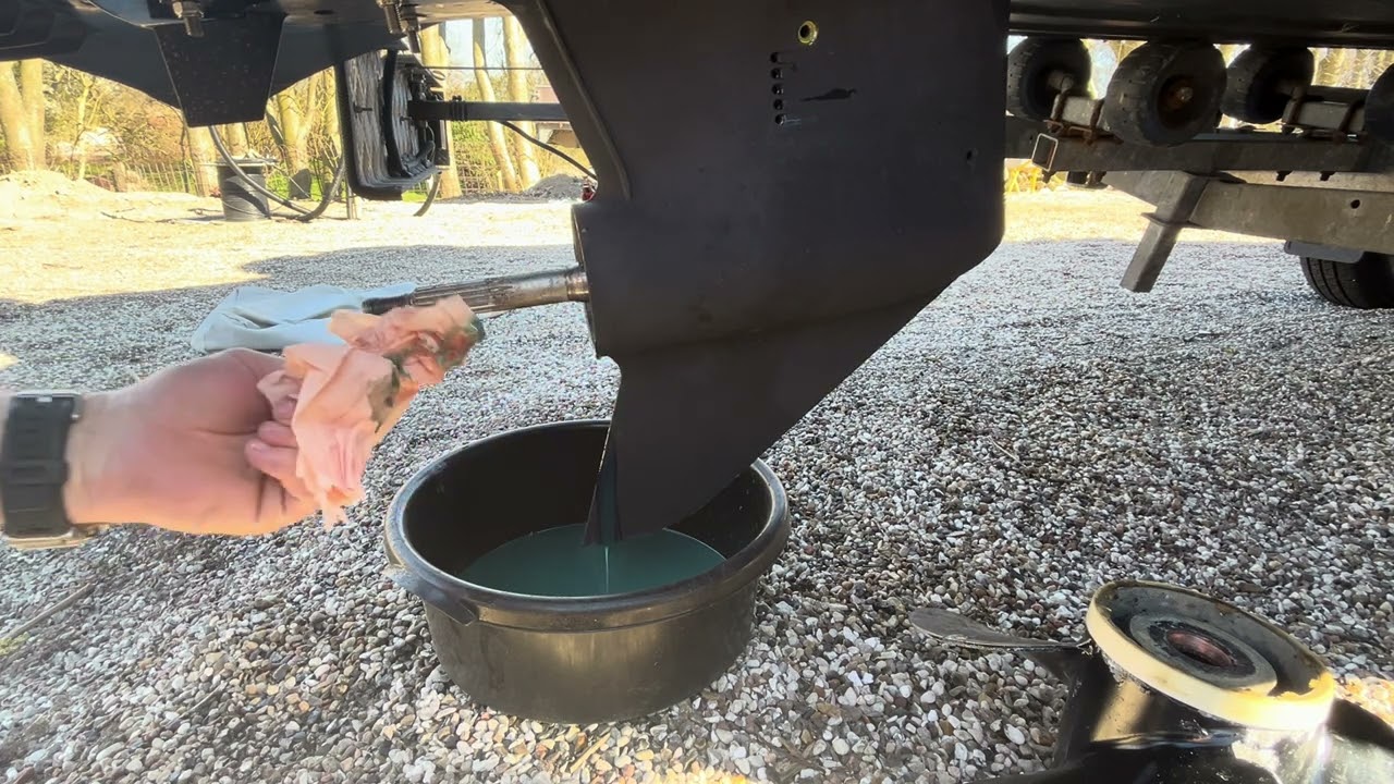 Udskiftning af gear olie på gear på en Mercury påhængs motor