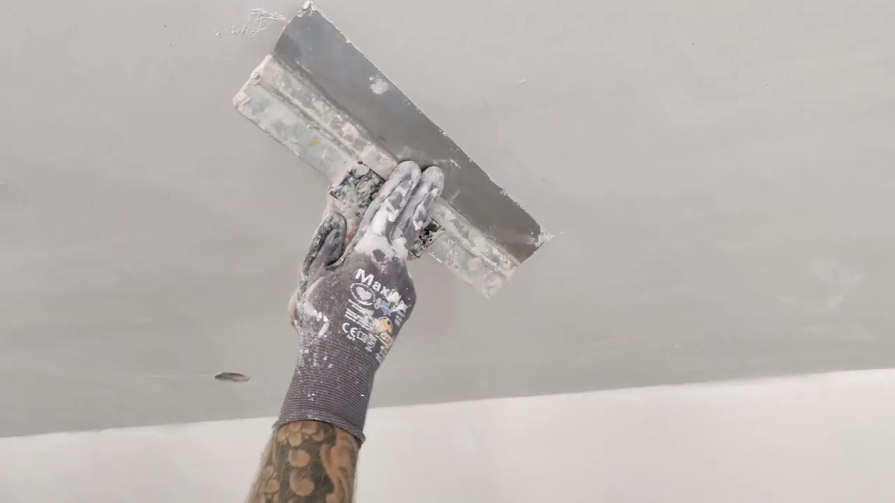 ZELF EEN BADKAMER PLAFOND STUCADOREN MET KNAUF MP75 EN FINISHER AANBRENGEN