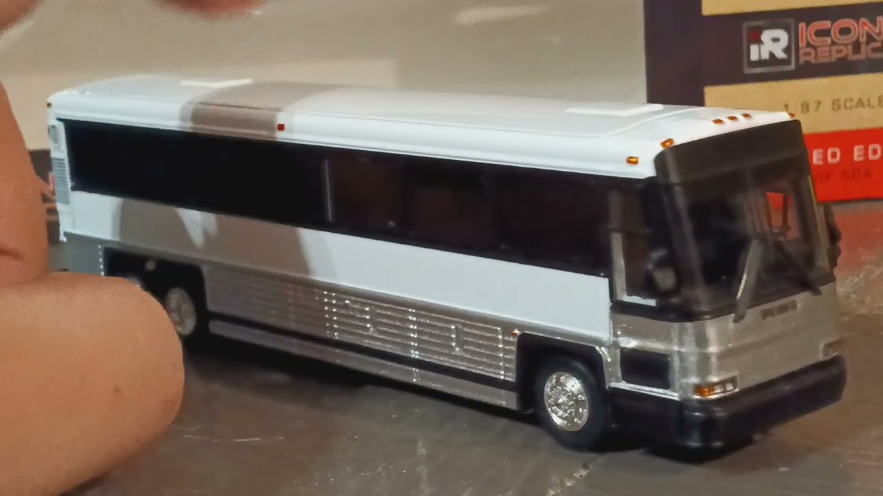 Unboxing the new model of the 2001 MCI D4000 made by Iconic Replicas