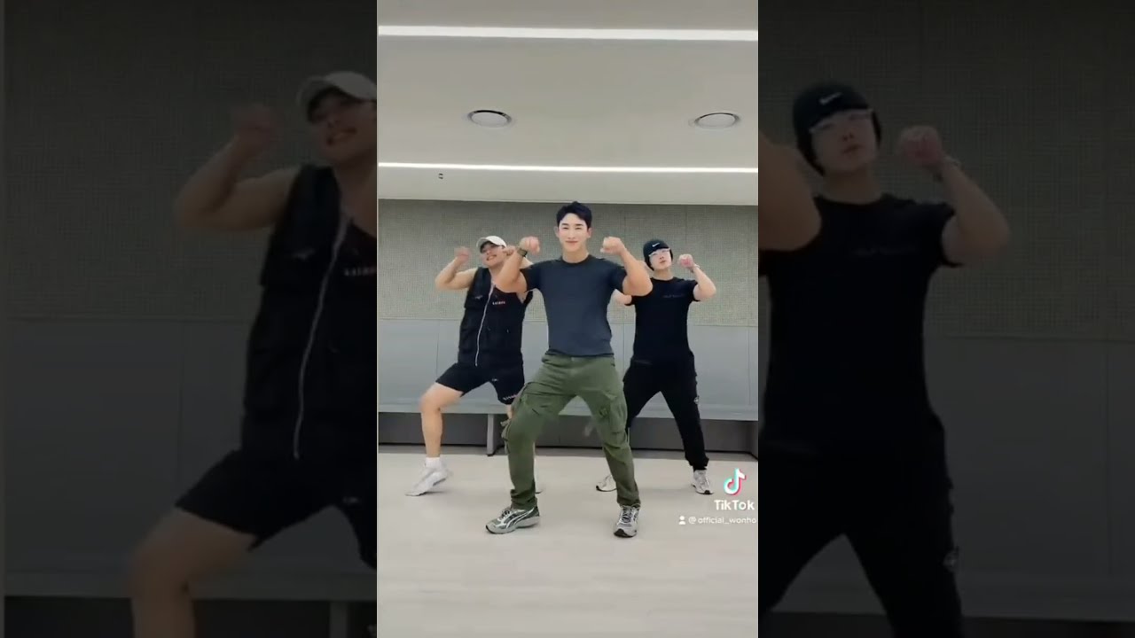 Wonho(원호/ 이호석) doing the yumeiro patissiere challenge