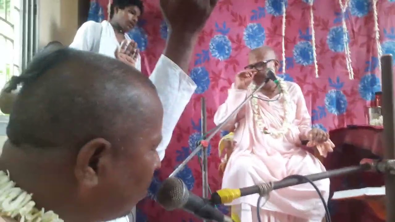 শ্রীল গুরুদেবের কণ্ঠে সুমধুর কীর্তন।