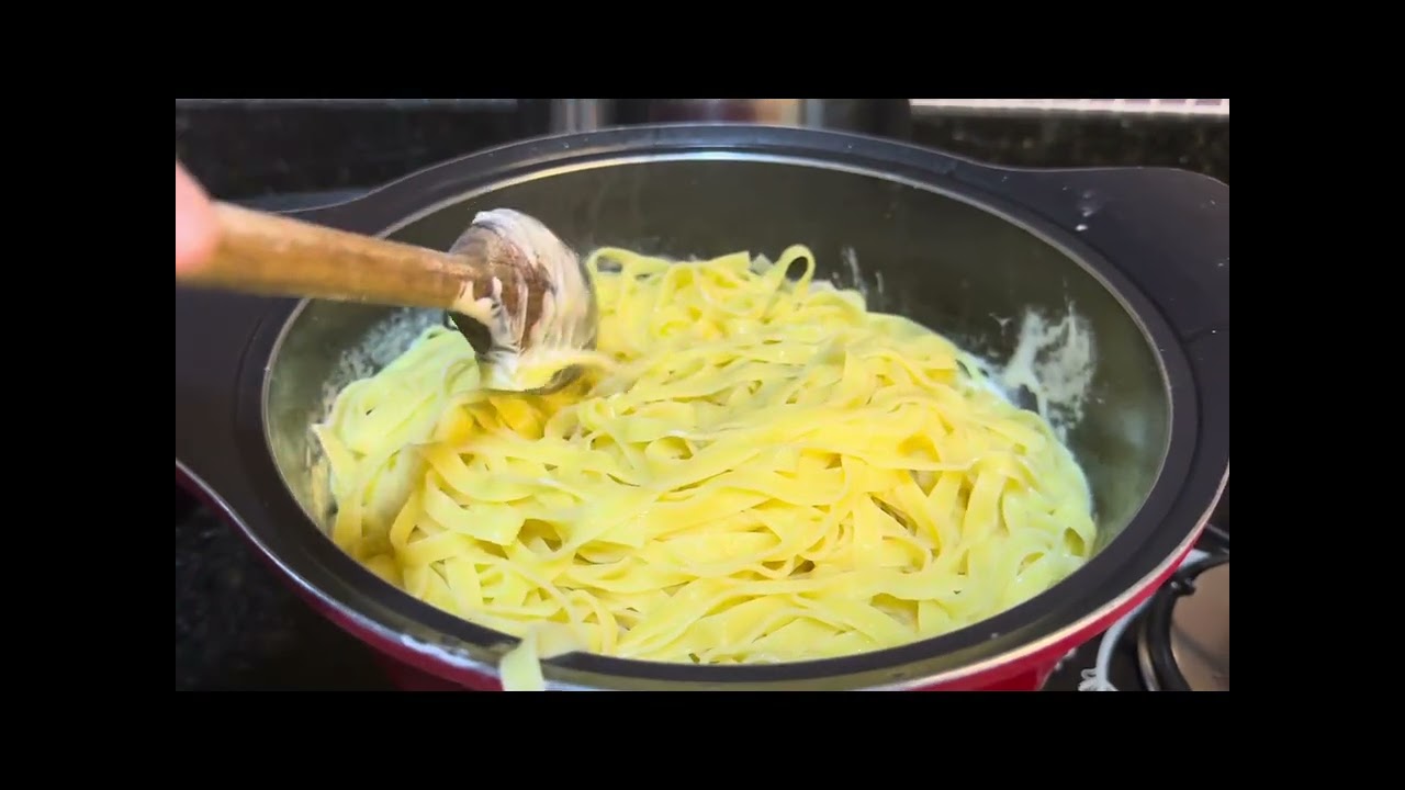 MACARRÃO COM BRÓCOLIS E BACON